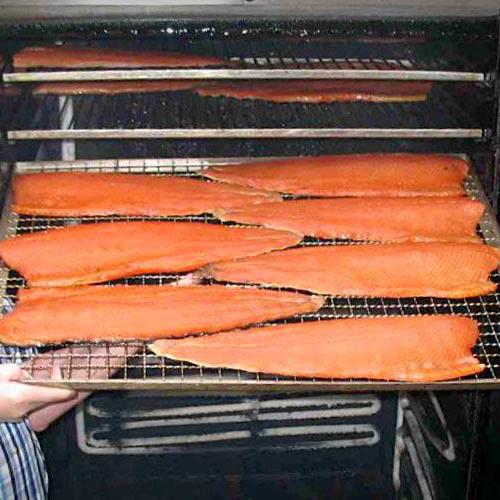 Der Chef Jens Teegen räuchert gerne noch selbst