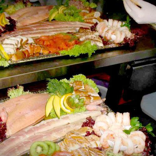 Eine bunte Fisch-Vielfalt, liebevoll zusammengestellt, erwartet unsere KundInnen